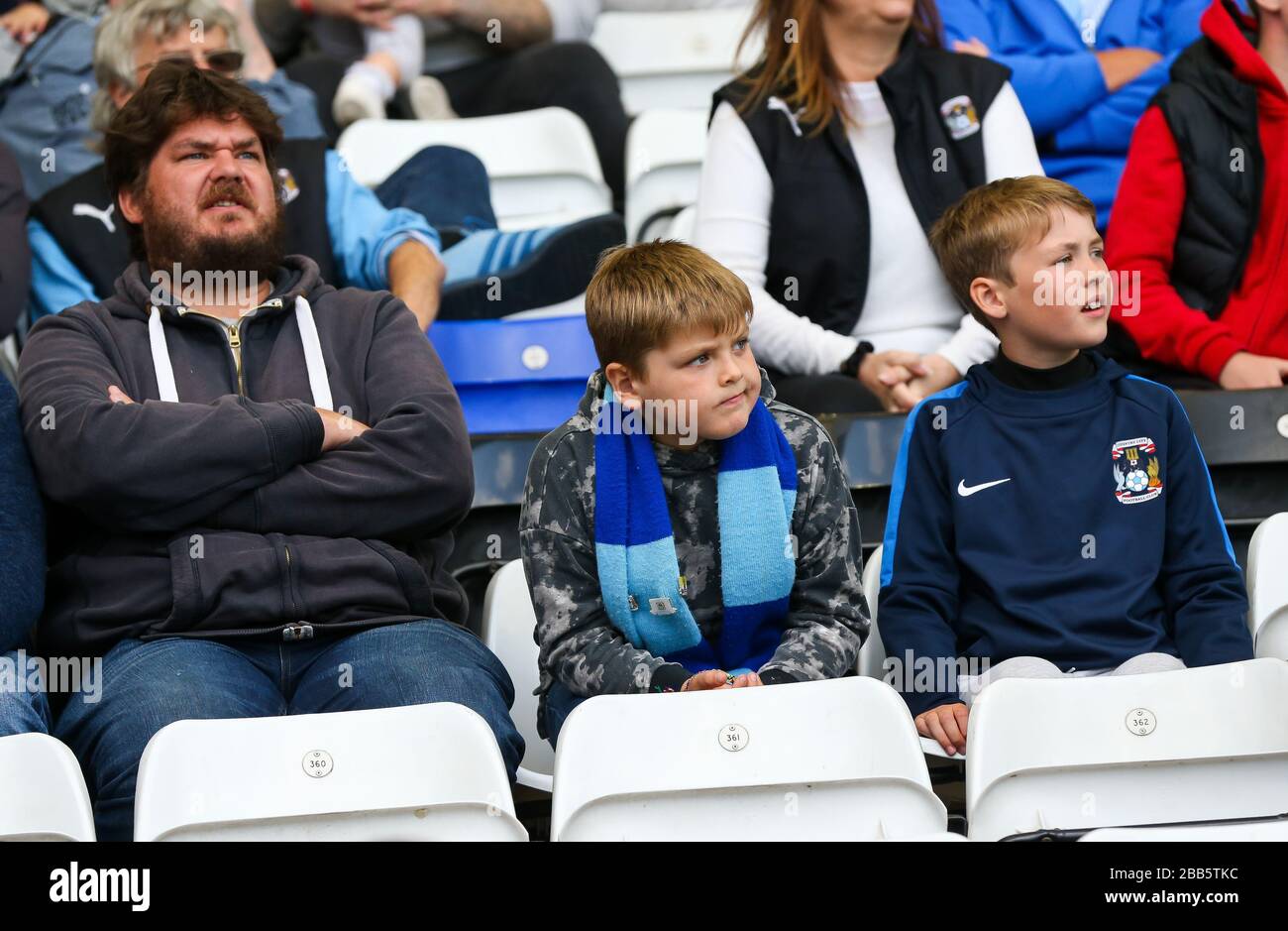 I sostenitori di Coventry City negli stand durante la prima partita della Sky Bet League al St Andrew's trilione Trophy Stadium Foto Stock