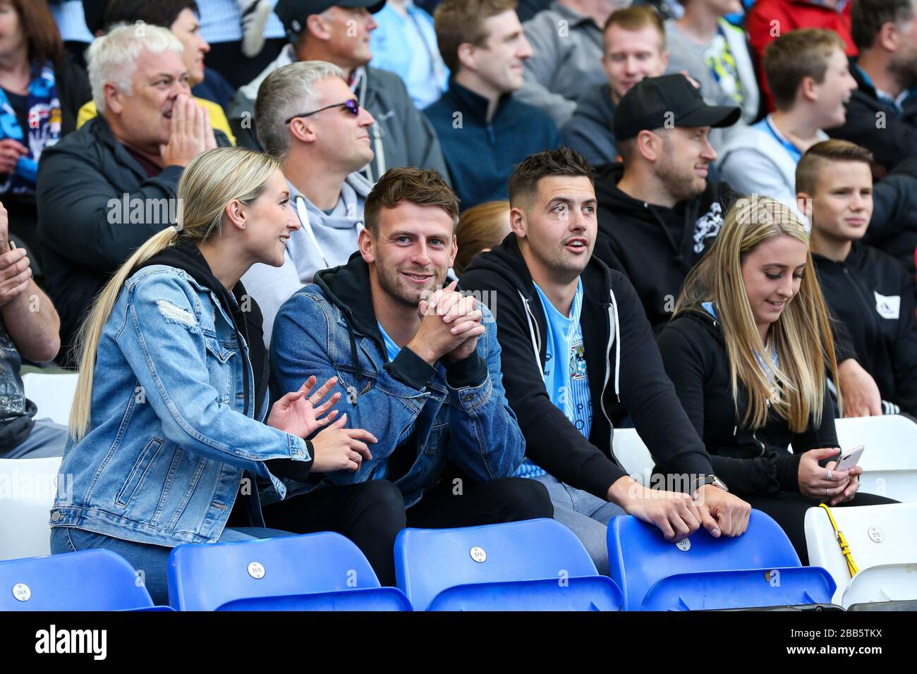 I sostenitori di Coventry City negli stand durante la prima partita della Sky Bet League al St Andrew's trilione Trophy Stadium Foto Stock