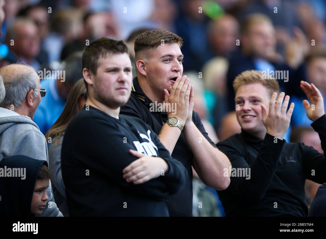 I sostenitori di Coventry City negli stand durante la prima partita della Sky Bet League al St Andrew's trilione Trophy Stadium Foto Stock