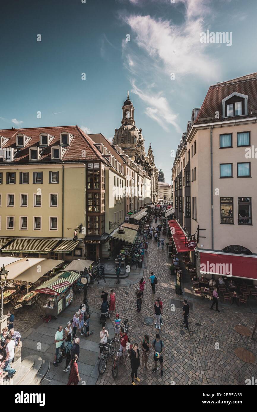 Vista della chiesa Frauenkirche di Dresda, Germania, dalla scultura Planetendenkmal Foto Stock