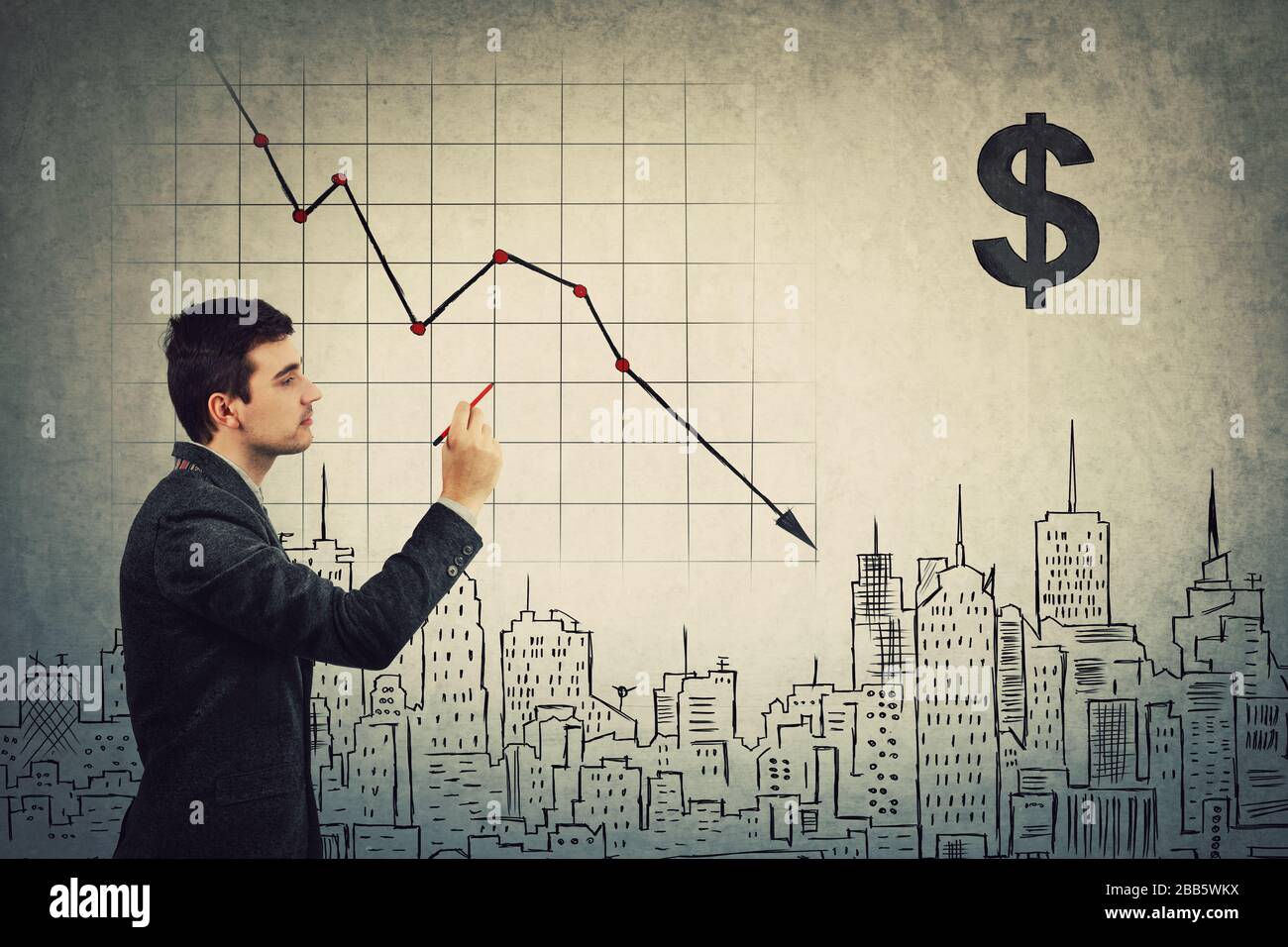 L'analista degli uomini d'affari fornisce la prognosi pessimistica dell'impatto di COVID-19 sull'economia mondiale futura, disegnando il grafico di declino del mercato azionario. Financ globale Foto Stock