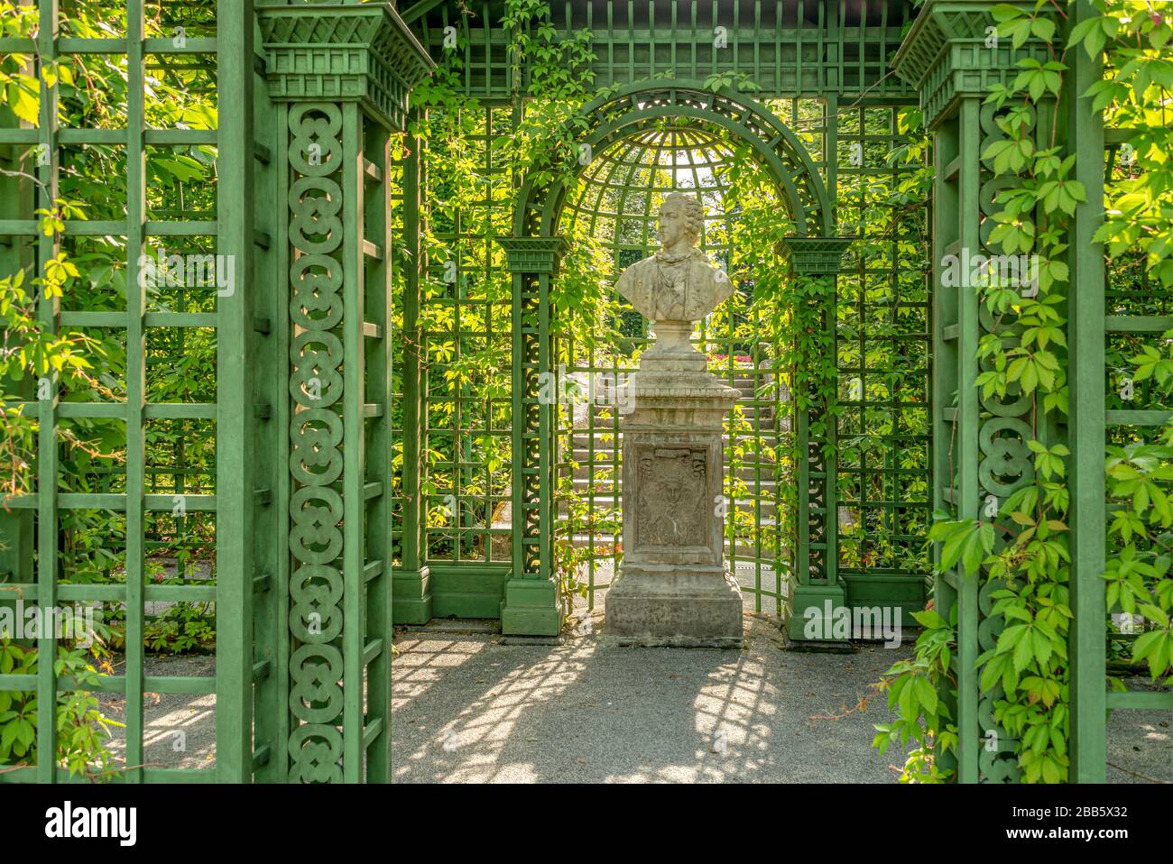 Busto di Re Ludovico II, parterre orientali nel parco di Palazzo Linderhof, Ettal, Baviera, Germania Foto Stock