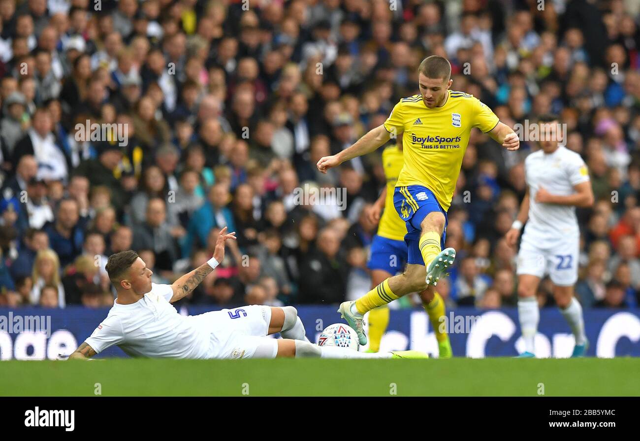 DaN Crowley di Birmingham e la battaglia ben White di Leeds United per la palla Foto Stock