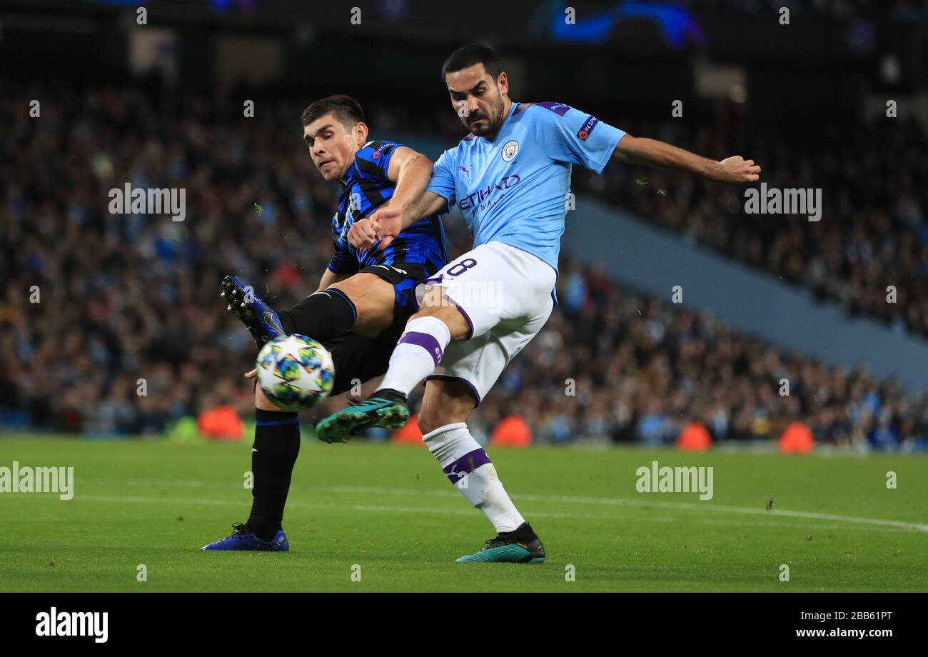 Atalanta's Ruslan Malinovskyi (a sinistra) e Manchester City Ilkay Gundogan battaglia per la palla Foto Stock