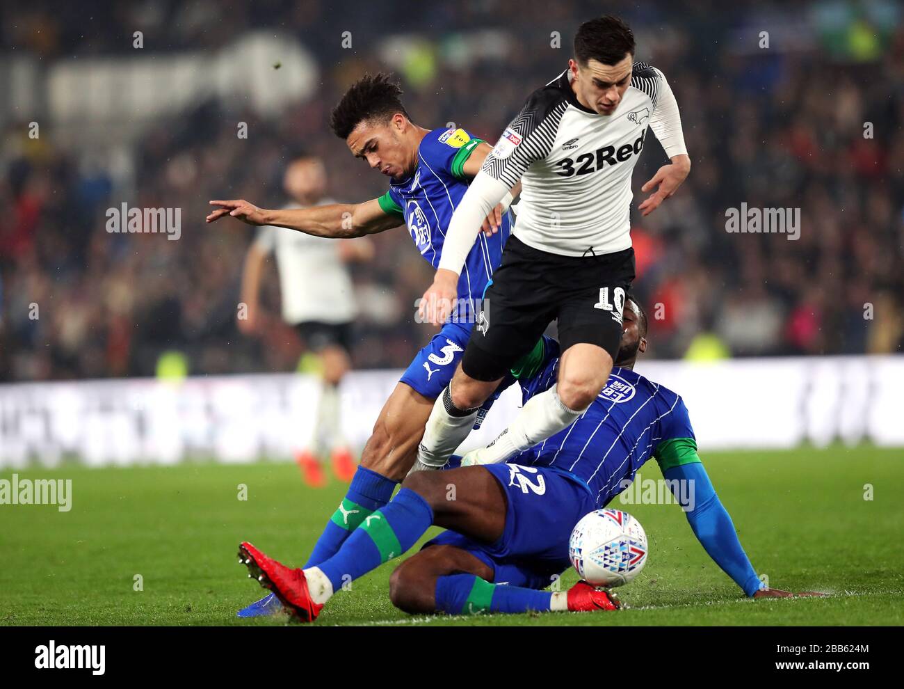 Tom Lawrence (centro) della contea di Derby è affrontato da Wigan Athletic's Cheyenne Dunkley (a destra) e Antonee Robinson Foto Stock