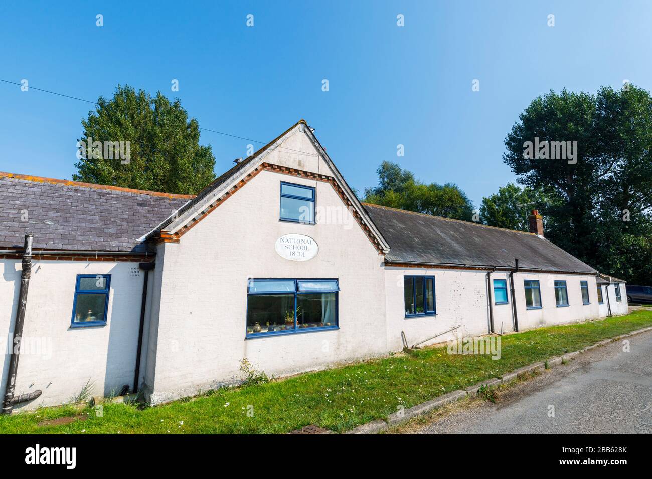 Vista frontale dell'edificio scolastico nazionale 1834, Bosham, un villaggio costiero sulla costa meridionale vicino a Chichester, West Sussex, Inghilterra meridionale, Regno Unito Foto Stock