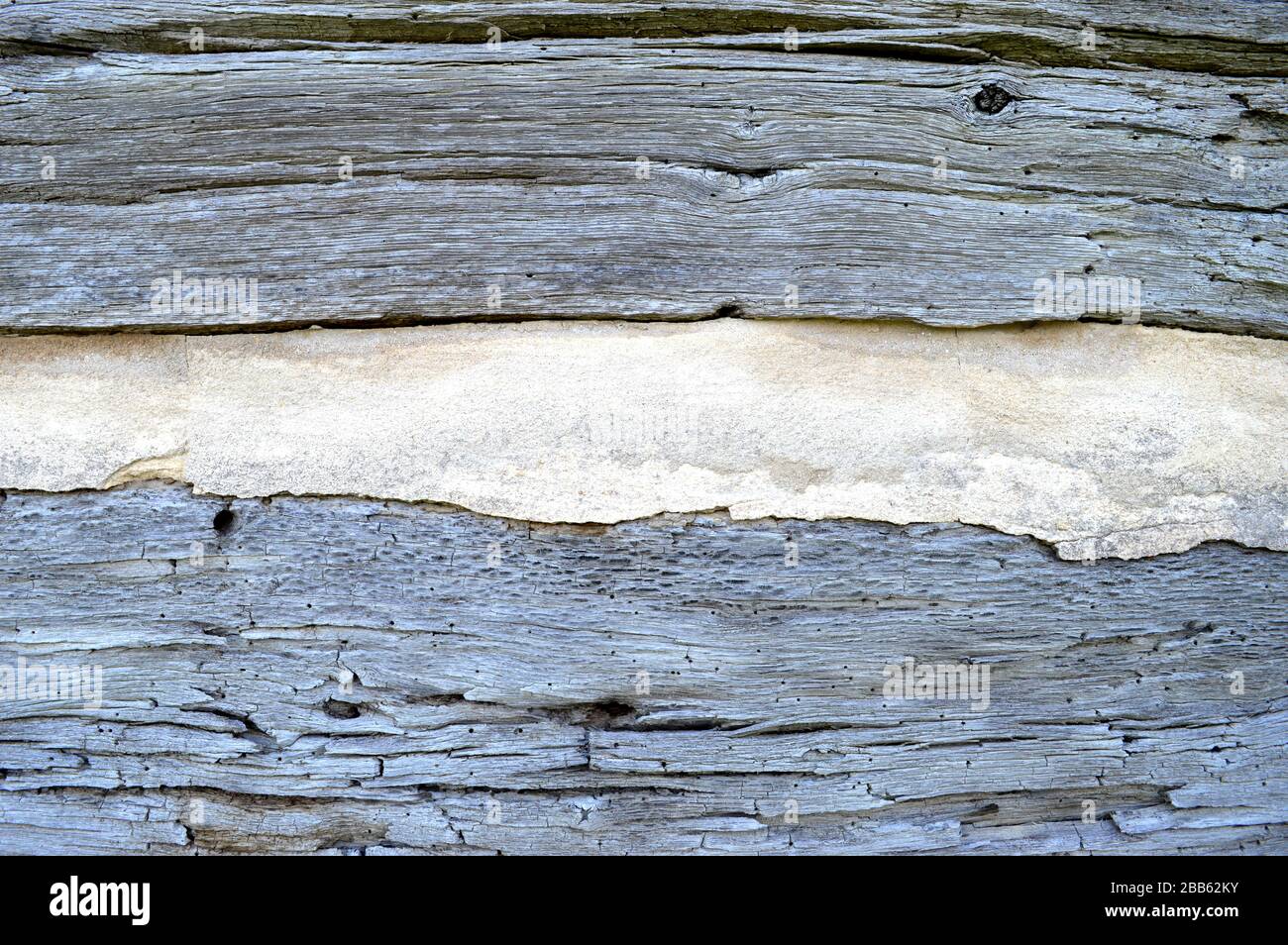 Colpo di primo piano orizzontale di legno vecchio che siding con chinking. Foto Stock