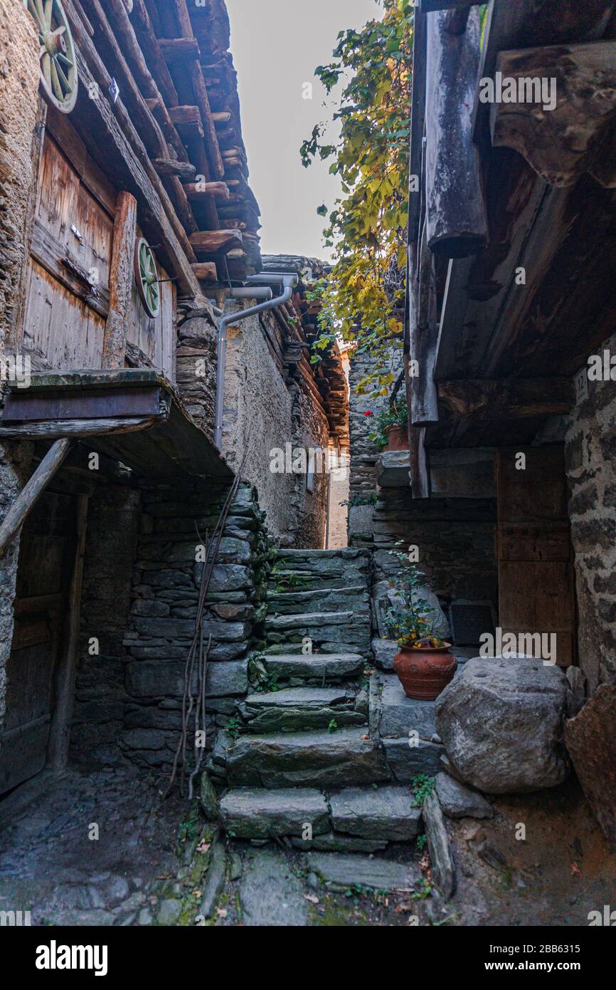 Il borgo di Soglio, al tramonto, nelle alpi svizzere, alla fine di una giornata autunnale. Foto Stock