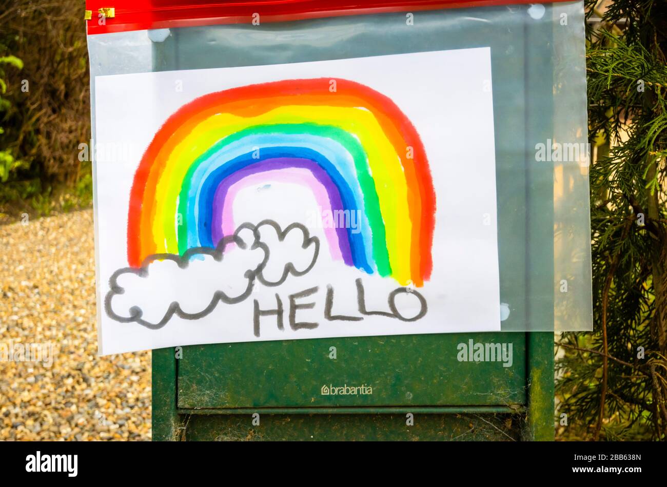 Immagine del bambino di un arcobaleno in una strada di Woking come la gente prova a rimanere isolata positiva nelle loro case durante la pandemia di coronavirus e la chiusura a chiave Foto Stock