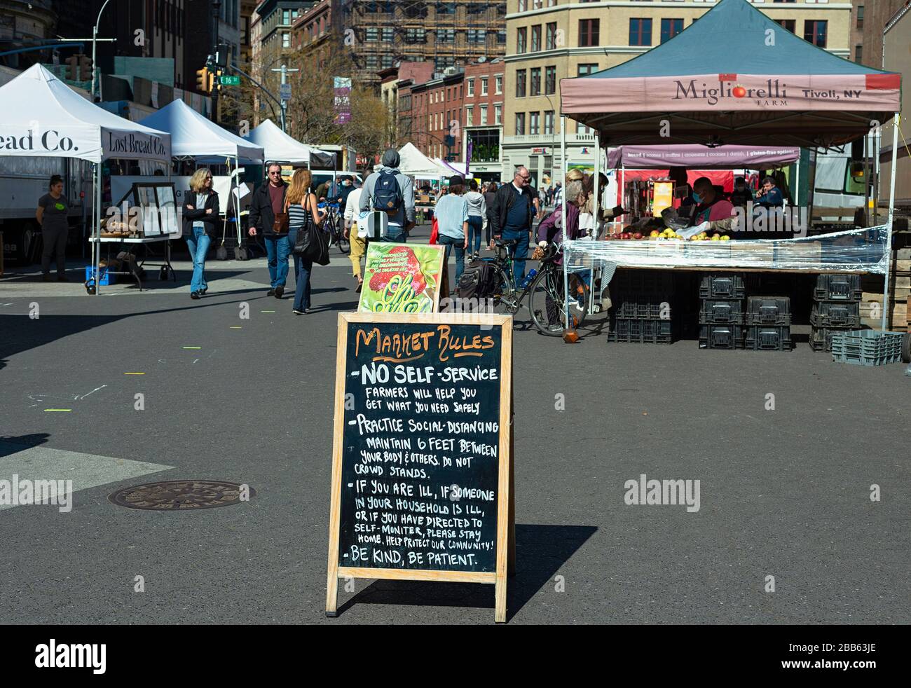 Il mercato agricolo di Union Square a New York durante l'epidemia di Coronavirus di Covid 19. Foto Stock