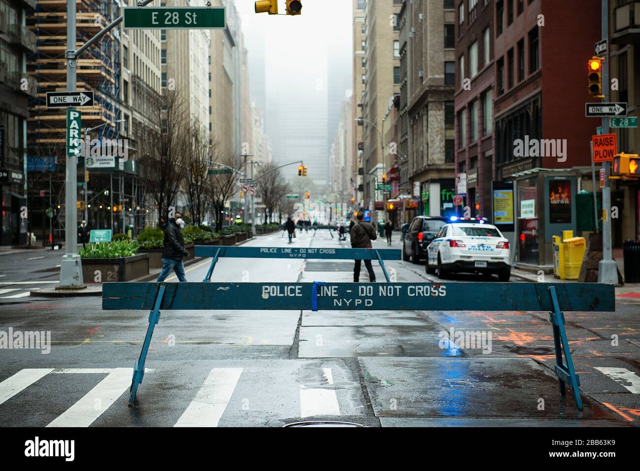 Una sezione di Park Avenue South a New York City, chiusa per pedoni durante l'epidemia di Coronavirus di Covid 19 nel marzo 2020. Foto Stock