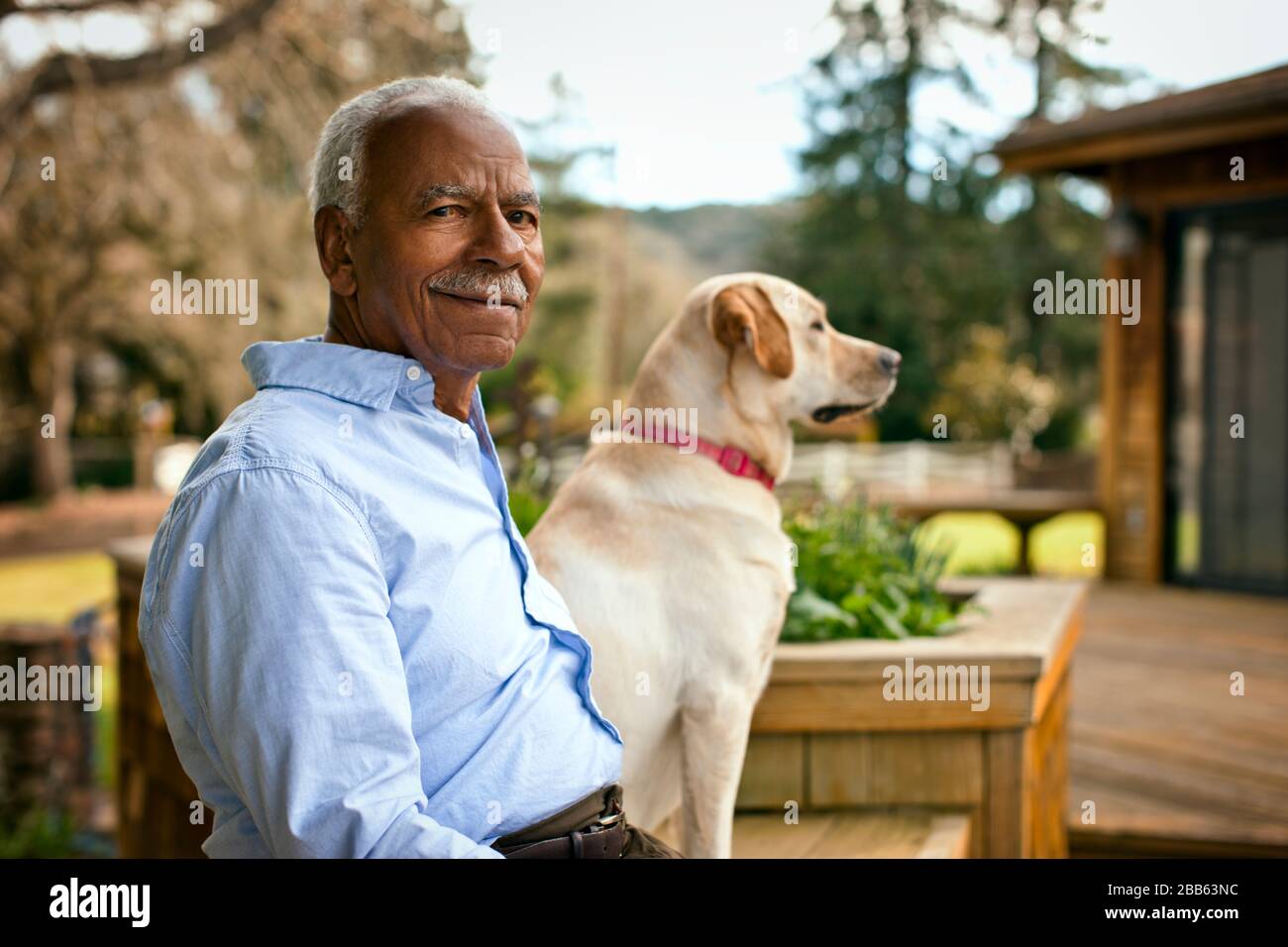 Ritratto dell'uomo anziano e del suo cane. Foto Stock