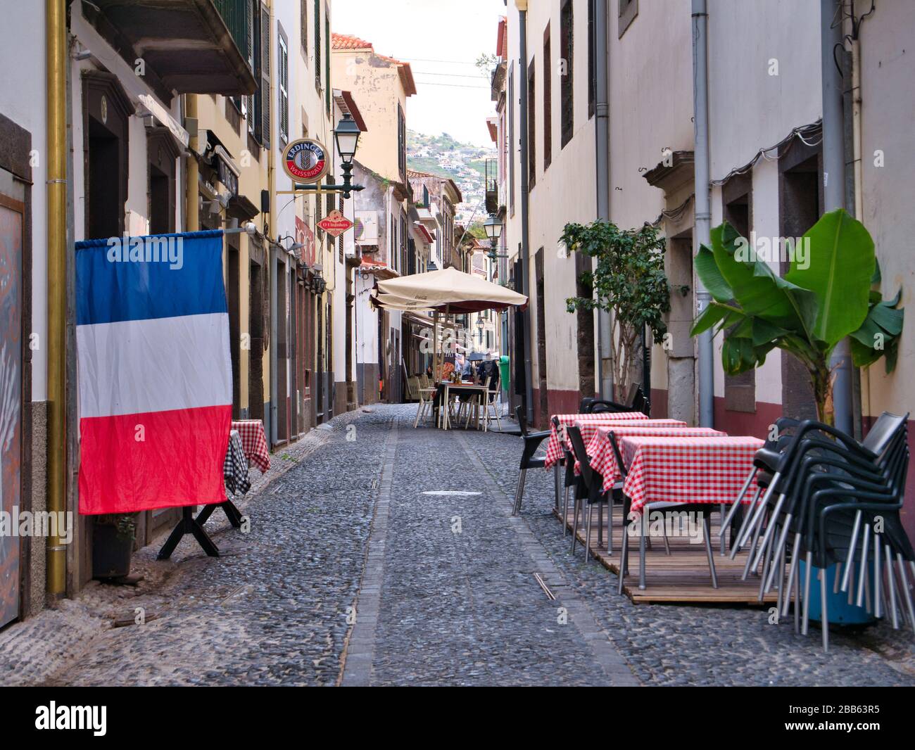 La Rua de Santa Maria a Funchal - caffè e ristoranti normalmente occupati con turisti, ma deserta a causa della coronavirus salute emergenza a Foto Stock