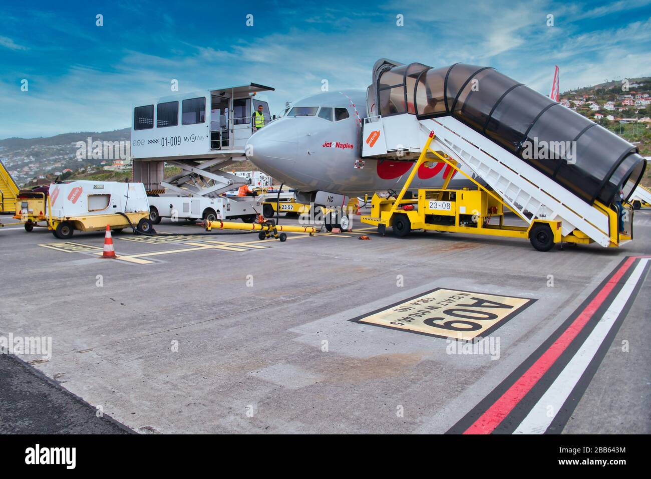 Un aereo posseduto da Jet2, il commercio britannico di corsa di festa è servito e rifornito pronto per il suo volo seguente. Preso all'aeroporto di Christiano Ronaldo. Foto Stock