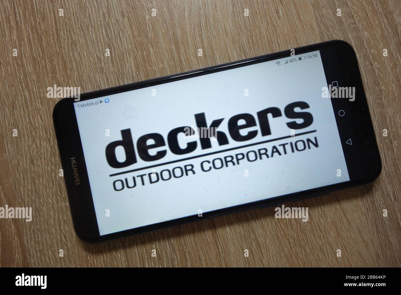 Sullo smartphone viene visualizzato il logo Deckers Outdoor Corporation Foto Stock