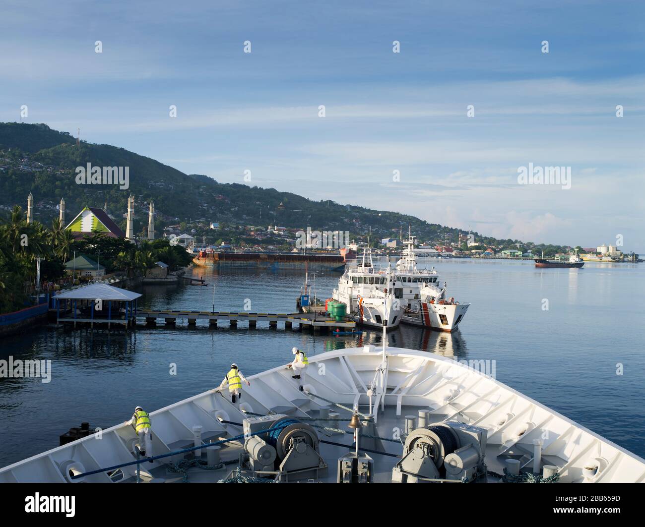 dh navi da crociera equipaggio attracco AMBON MALUKU INDONESIA arrivo porto nave isola nave Foto Stock