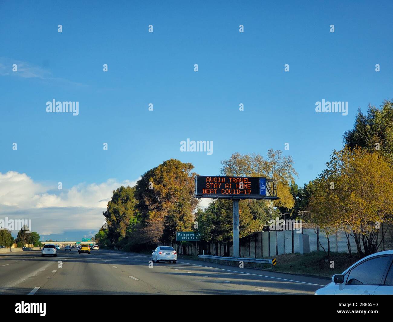Covid-19 Freeway segno california coronavirus Foto Stock