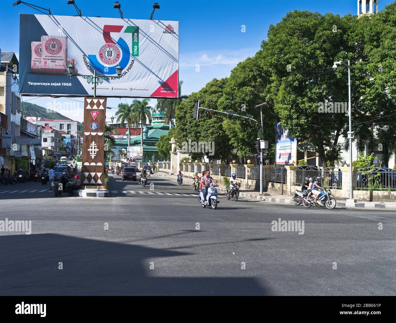 dh Maluku intersection indonesiano AMBON MALUKU INDONESIA Moto City cross guida stradale pilota su moto strada asia crossroad riding scooter Foto Stock
