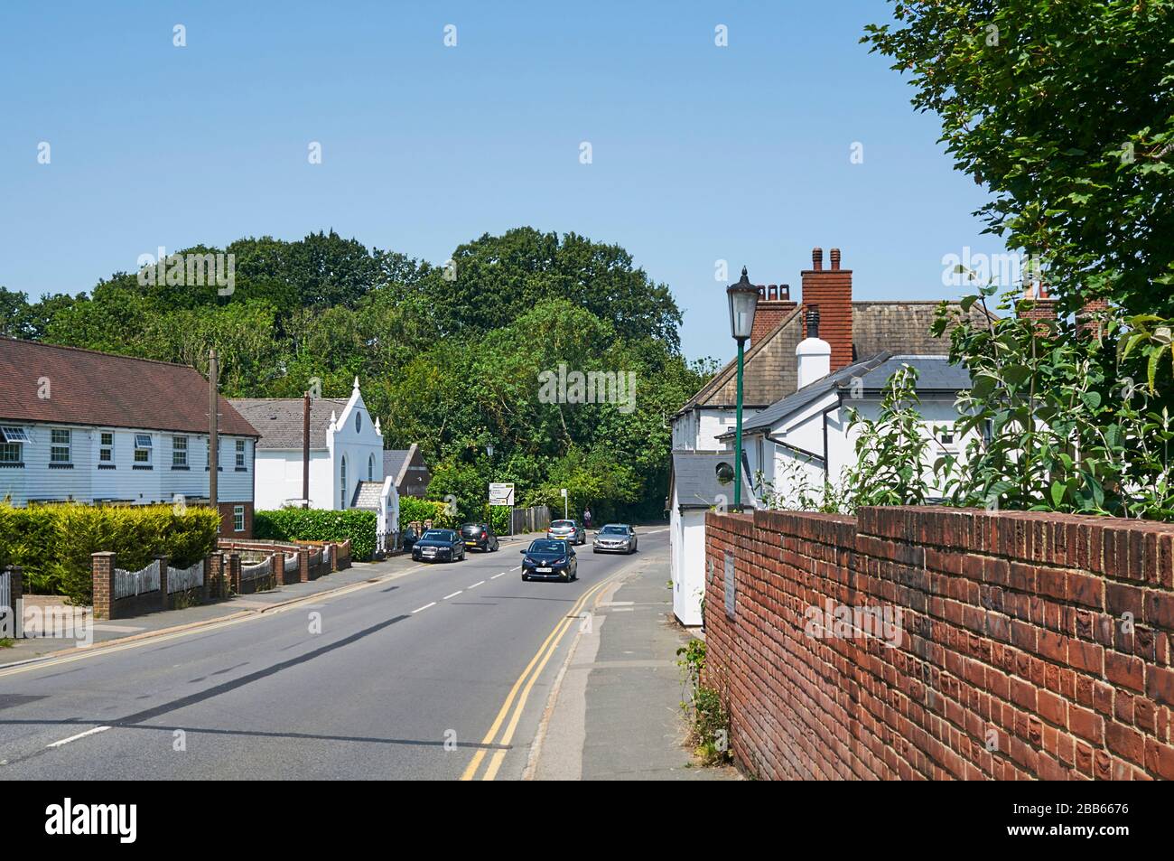 The Hastings Road at Battle, East Sussex, Regno Unito, guardando a nord a Battle Hill Foto Stock