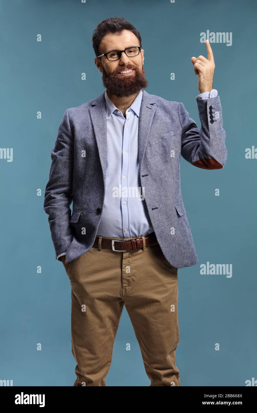 Uomo con bearded che punta sopra isolato su sfondo blu Foto Stock