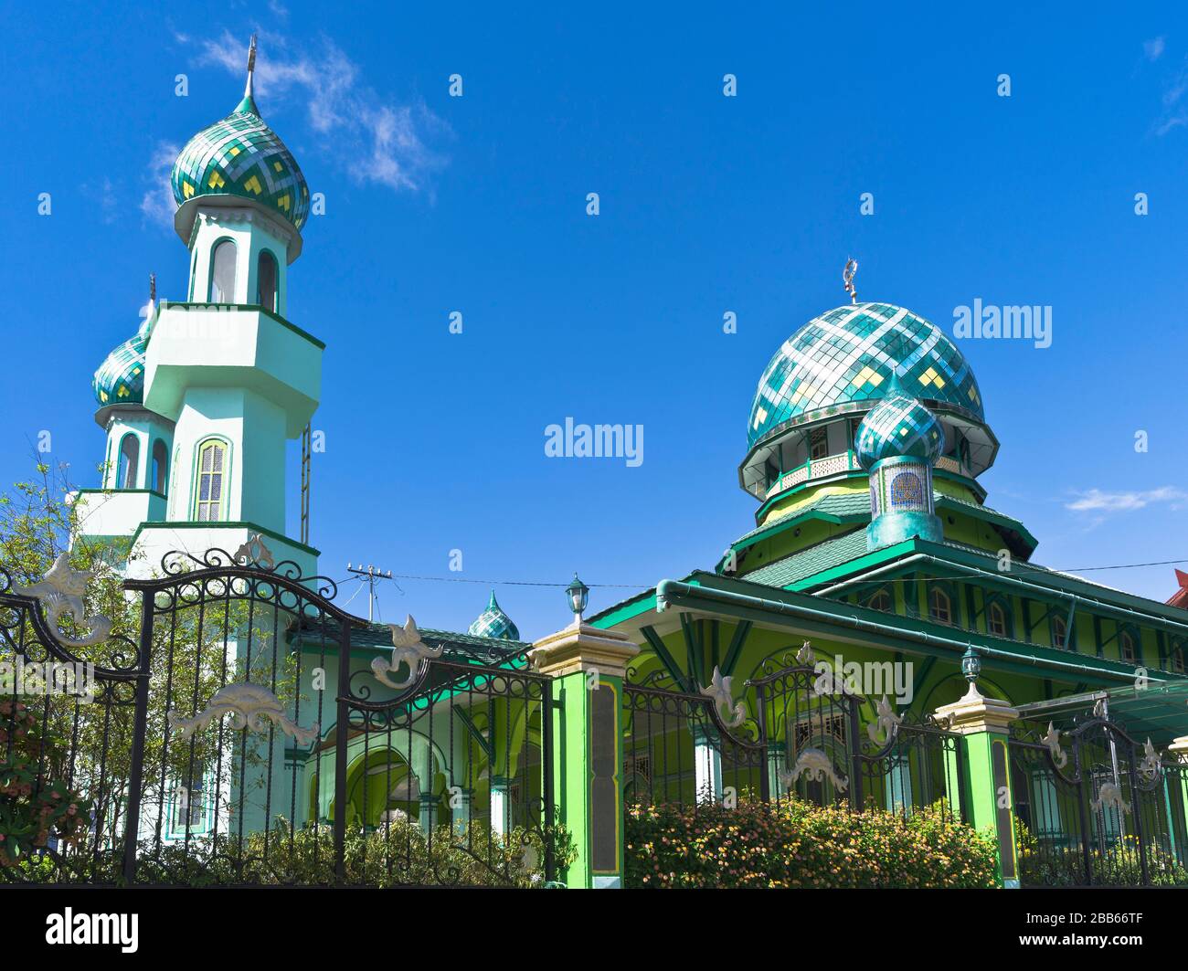 dh Masjid Jami moschea AMBON MALUKU INDONESIA cupola islamica minareto torre architettura indonesiana edificio religioso musulmano Foto Stock