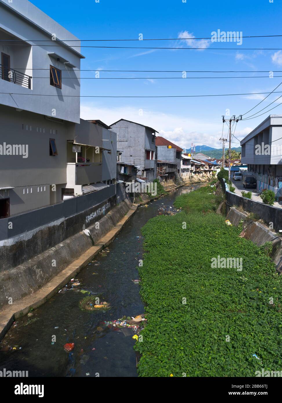 dh Wai Batu Gajah fiume AMBON MALUKU INDONESIA che scorre attraverso la città edilizia spazzatura urbano indonesiano Foto Stock