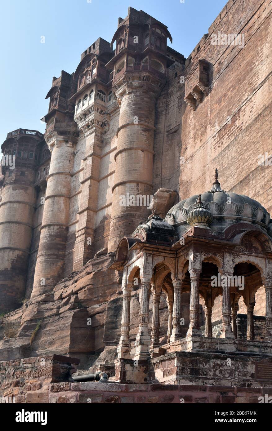 Forte di Mehrangarh, una fortezza situata vicino Jodhpur nello stato federato di Rajasthan, India. La struttura fu costruita a partire dal 1458. Foto Stock