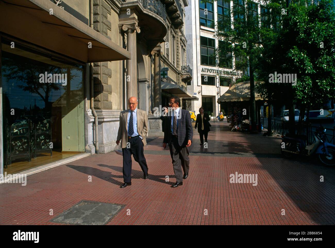 Atene Grecia uomini d'affari fuori Bank Panepistimiou Street Foto Stock