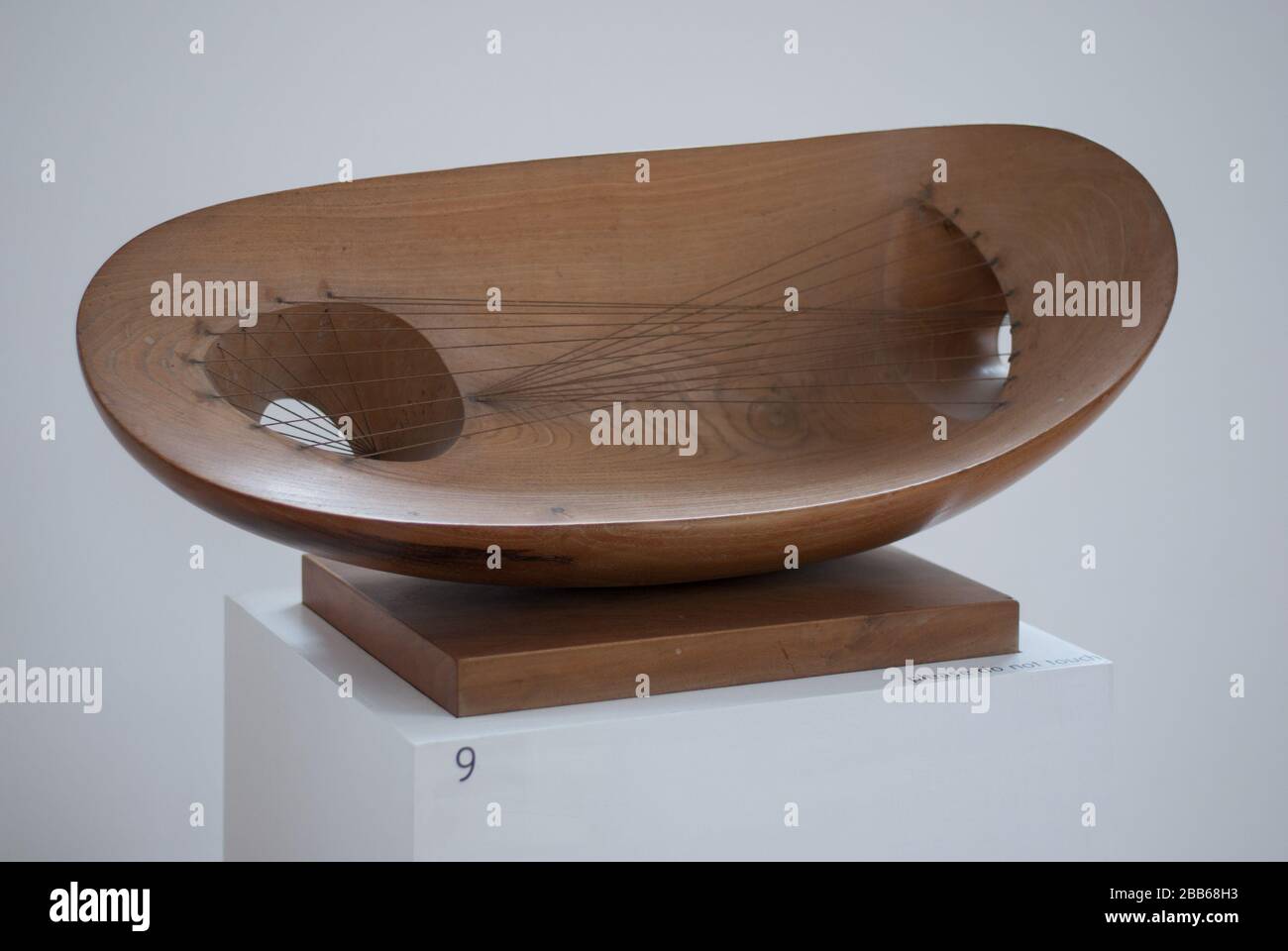 Scultura del paesaggio 1944 legno di Elm con scultura a corda al Museo Barbara Hepworth & Giardino della scultura, collina di Barmezzogiorno, Saint Ives TR26 1AD Foto Stock