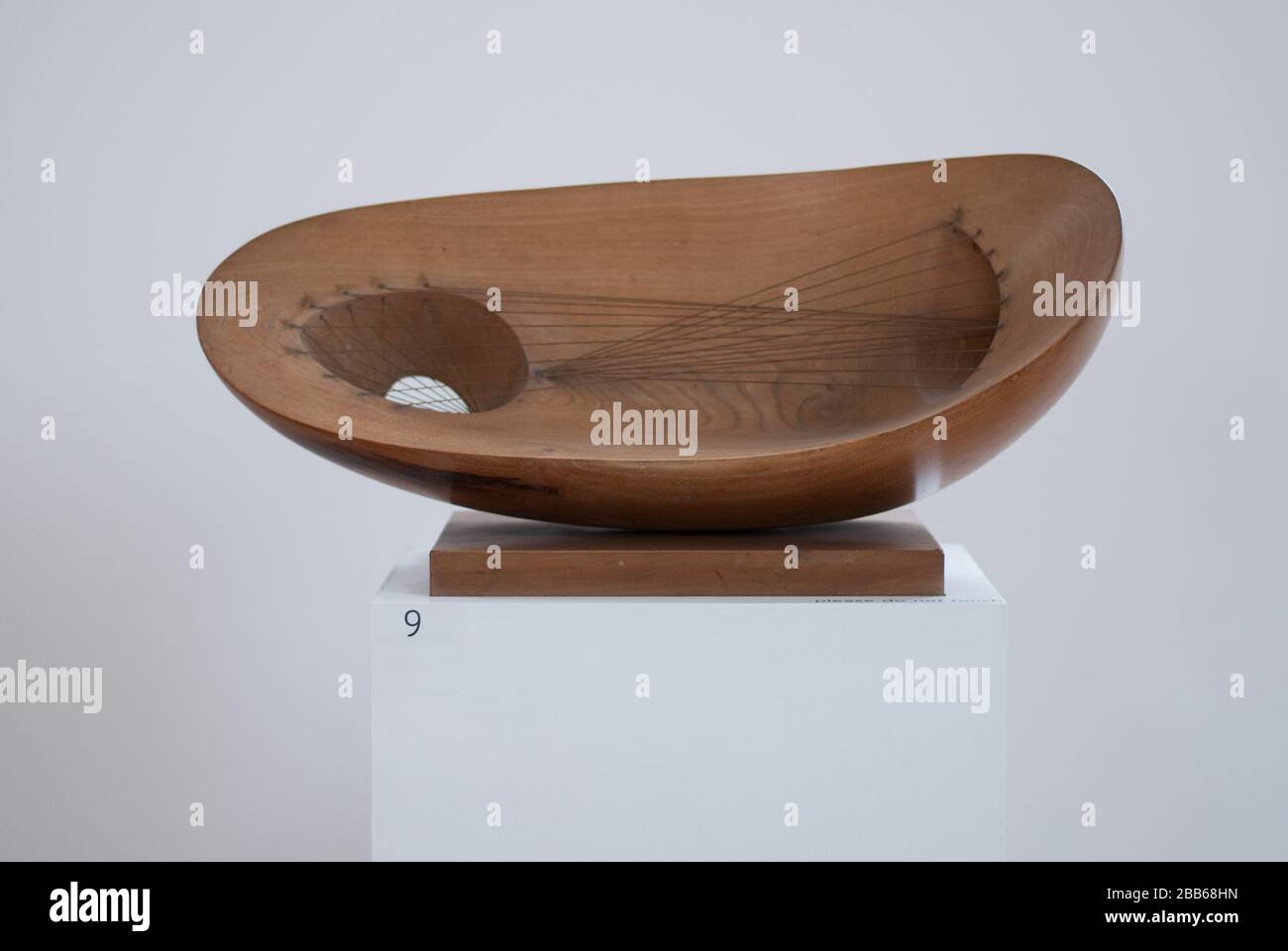 Scultura del paesaggio 1944 legno di Elm con scultura a corda al Museo Barbara Hepworth & Giardino della scultura, collina di Barmezzogiorno, Saint Ives TR26 1AD Foto Stock