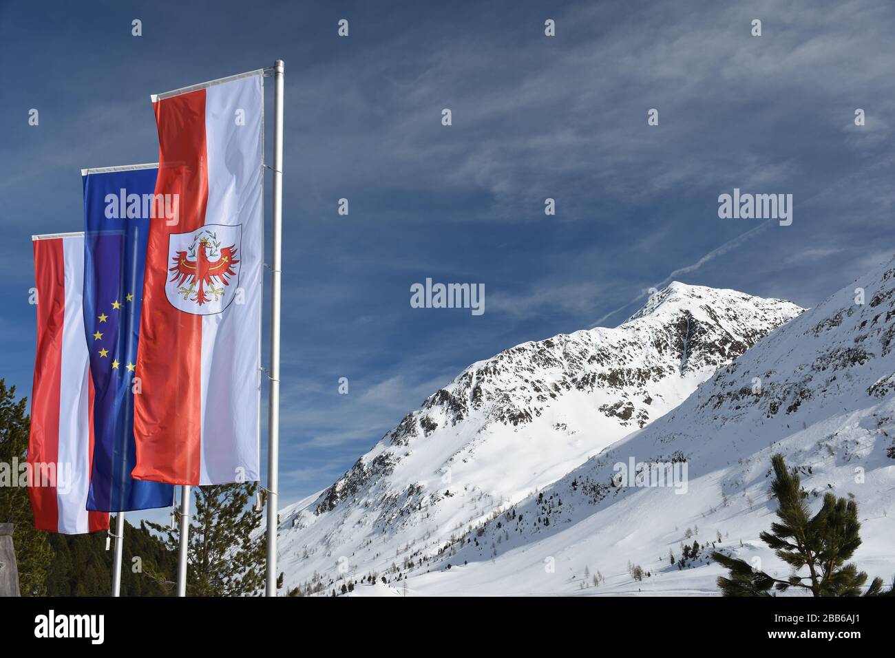 Staller Sattel, Stallersattel, Fahne, Flagge, Fahnenmast, Tirol, Österreich, EU, Himmel, wehen, Bundesland, Nation, Europa, Deferegger Alpen, Winter, Foto Stock