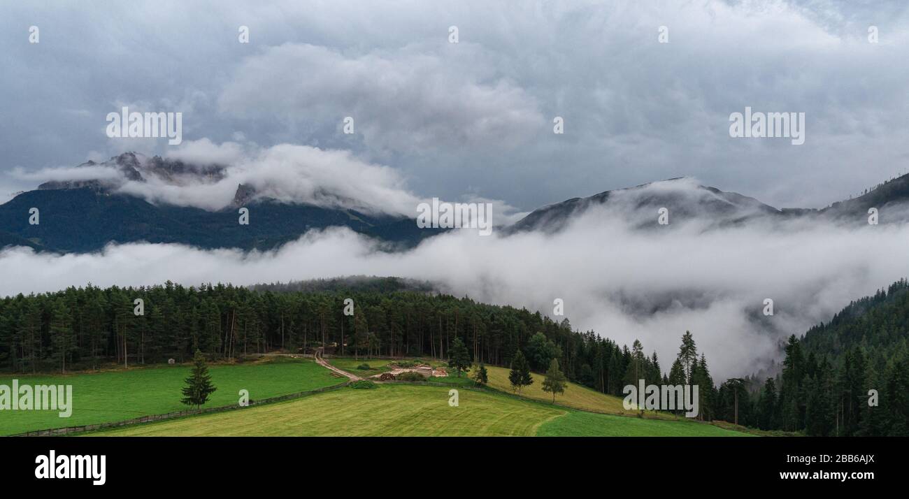 Tappeto nube sulla catena montuosa del Latemar vicino a Nova Pontente, Alto Adige, Italia Foto Stock