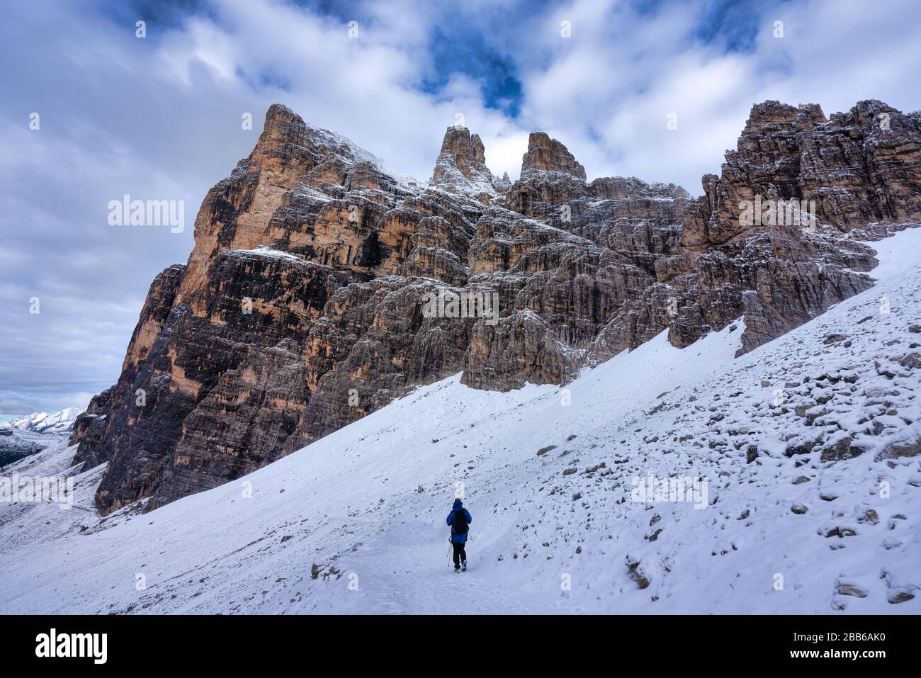 Escursionista sotto Tofana de Rozes, Parco Naturale delle Dolomiti d'Ampezzo vicino Cortina d'Ampezzo, Alto Adige, Italia Foto Stock