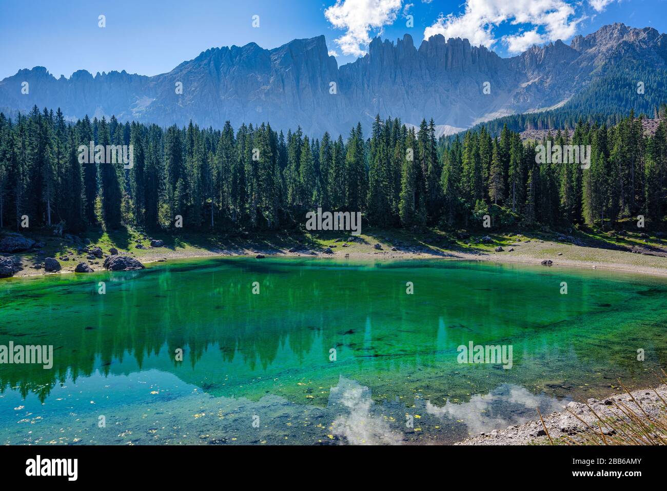 Lago di Carezza sotto la catena montuosa del Latemar, Alto Adige, Italia Foto Stock