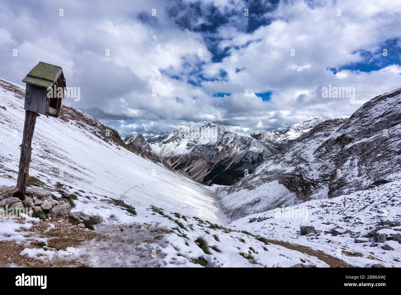 Vista dal Passo di San Antonio verso il Parco Naturale Fanes-Sennes-Braies, Alto Adige, Italia Foto Stock