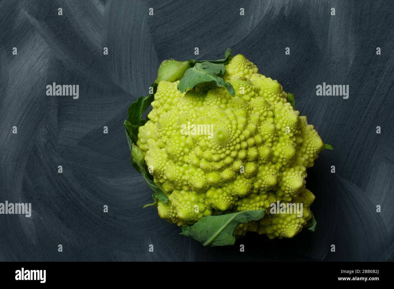 vista dall'alto a spirale in sequenza fibonacci di un broccoli romanescu Foto Stock