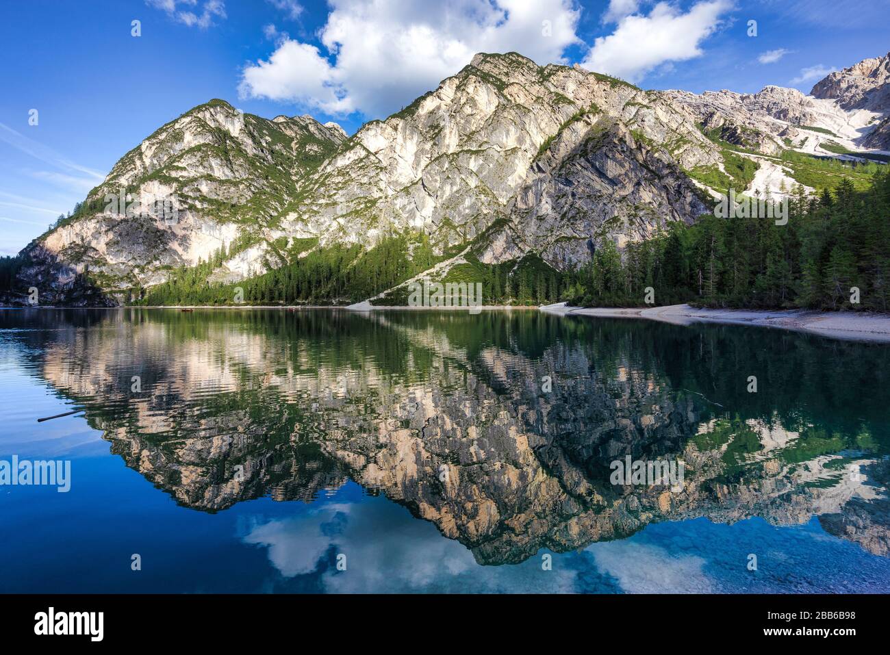 Riflessi di montagna nel Lago di Braies, Alto Adige, Italia Foto Stock