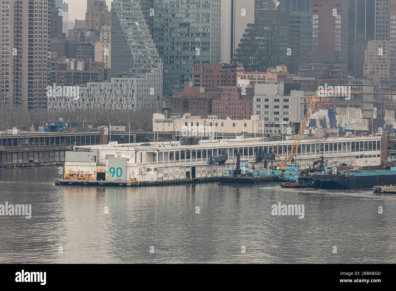 USNS Comfort NYC - il Molo 90 attende l'arrivo dell'US Naval Hospital Ship Comfort Manhattan a New York City. Foto Stock