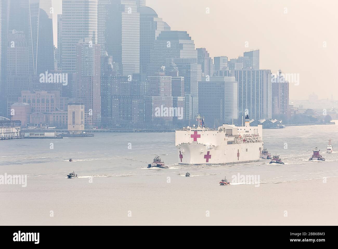 USNS Comfort NYC - la natura Madre si aggiunge al somer mood mentre il US Naval Hospital Ship Comfort arriva a Manhattan a New York City. Foto Stock
