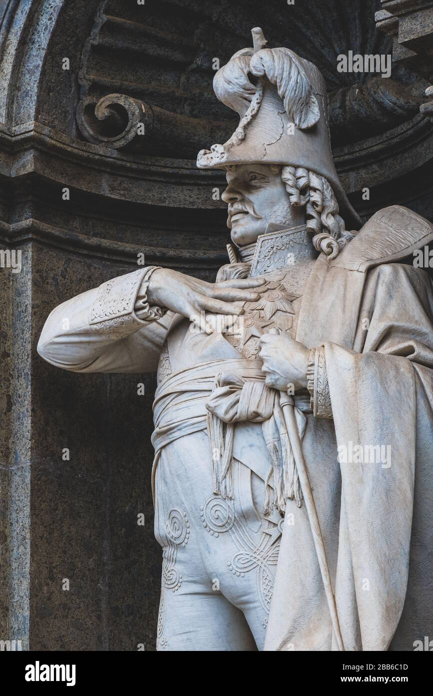Statua di Gioacchino Murat all'ingresso del Palazzo reale di Napoli, Re di Napoli dal 1808 al 181, scolpita da Giovan Battista Amendola nel 1880. Foto Stock