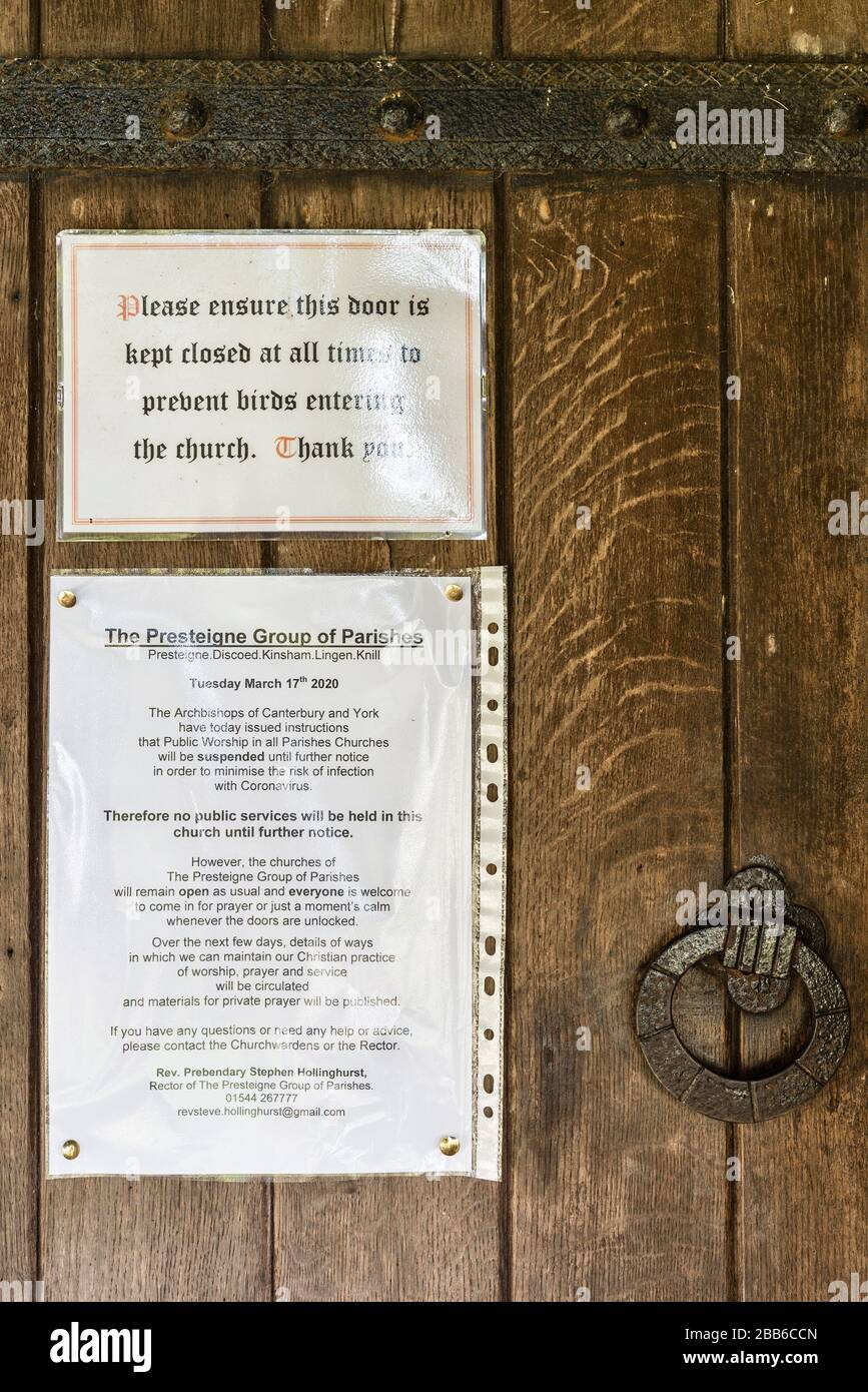 Un avviso che annuncia la cancellazione dei servizi durante lo scoppio del coronavirus sulla porta della Chiesa di San Michele in Discoed, Powys, Galles, Regno Unito Foto Stock
