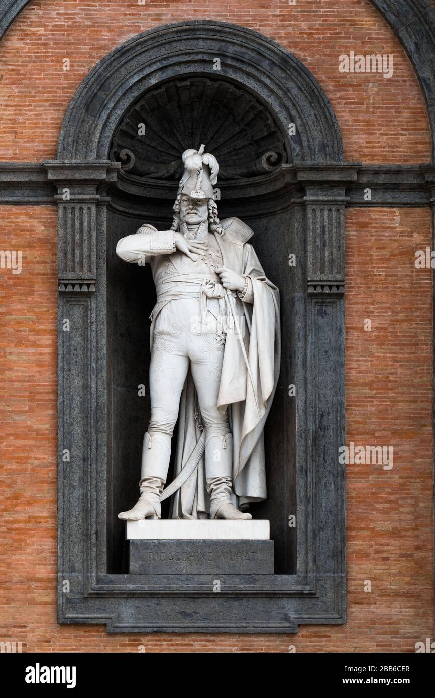 Statua di Gioacchino Murat all'ingresso del Palazzo reale di Napoli, Re di Napoli dal 1808 al 181, scolpita da Giovan Battista Amendola nel 1880. Foto Stock