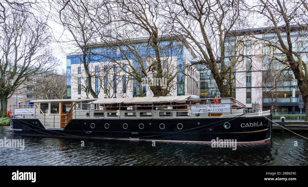 Dublino, Irlanda, 27th marzo 2020. Il Cadhla un ristorante galleggiante barca canale ormeggiato vicino a Mespil Road sul Canal Grande, Dublino, la terra dell'ira. Foto Stock