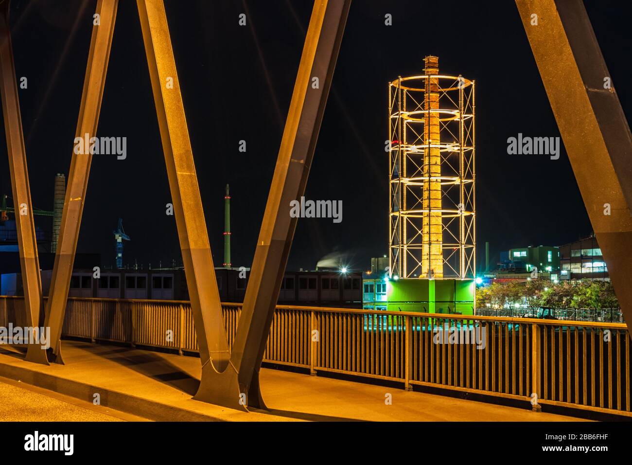 Fabbrica camino nel porto di Amburgo di notte Foto Stock