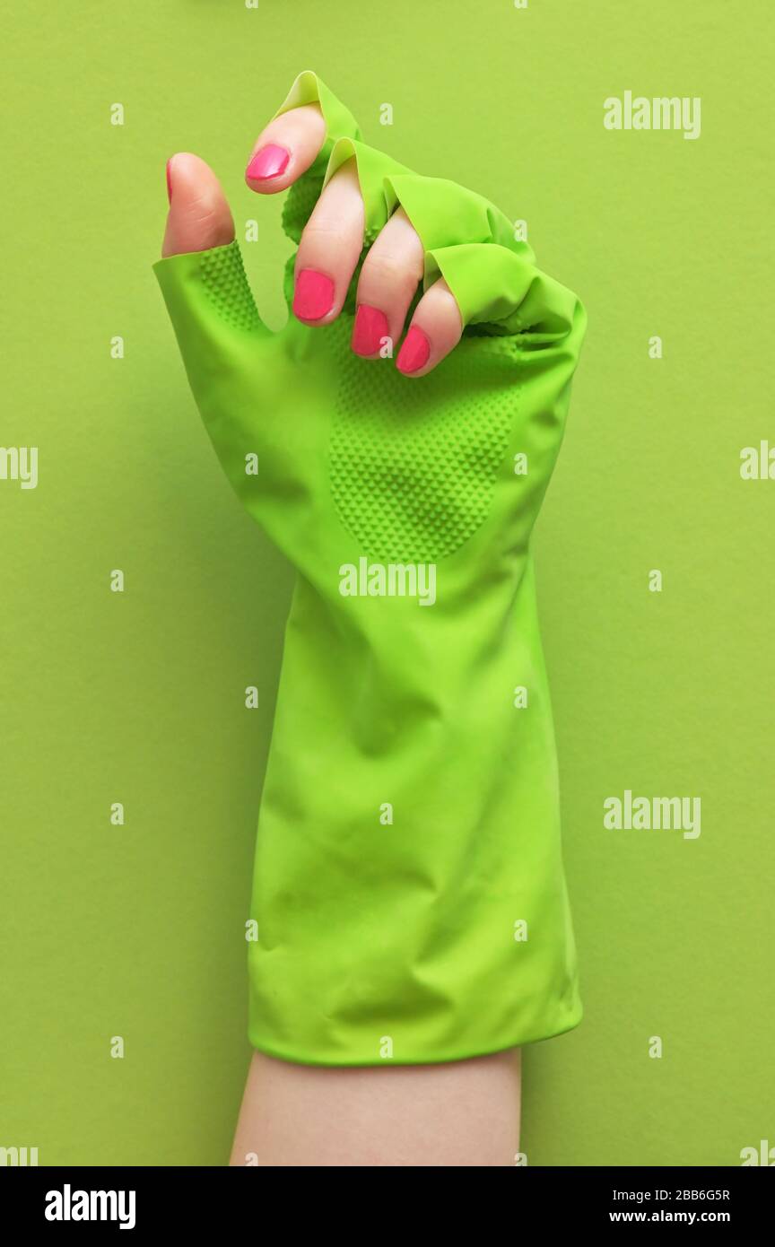 Mano astratta in lattice di gomma Glove e Nail Polish rosso Foto Stock