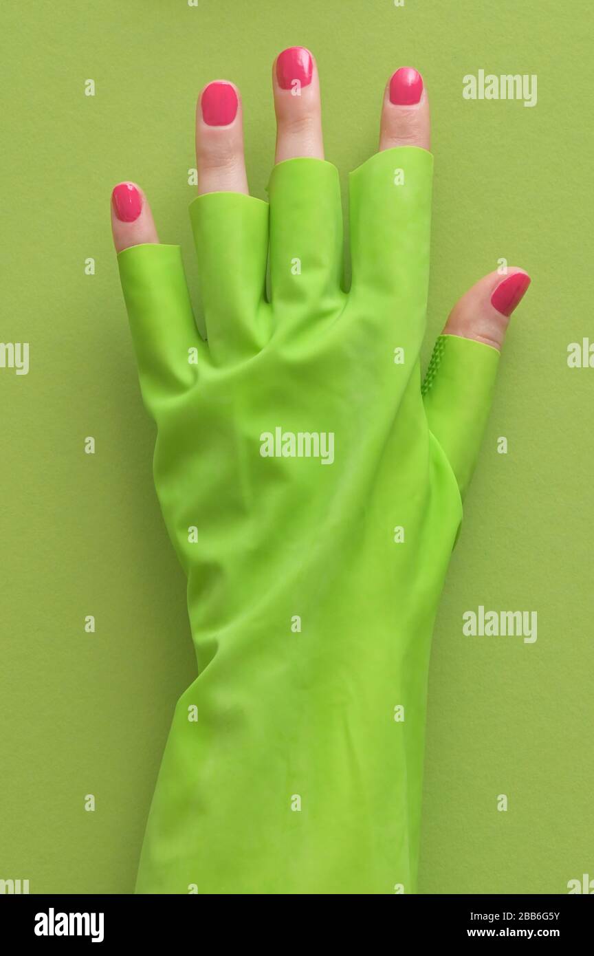 Mano astratta in lattice di gomma Glove e Nail Polish rosso Foto Stock