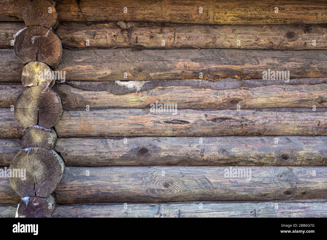 Sfondo in legno. Vecchio muro di legno di una casa rustica con texture. Foto Stock
