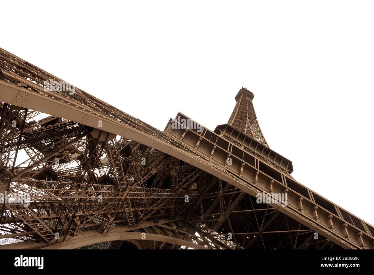 Vista ravvicinata della maestosa Torre Eiffel, isolata su bianco, Parigi, Francia Foto Stock