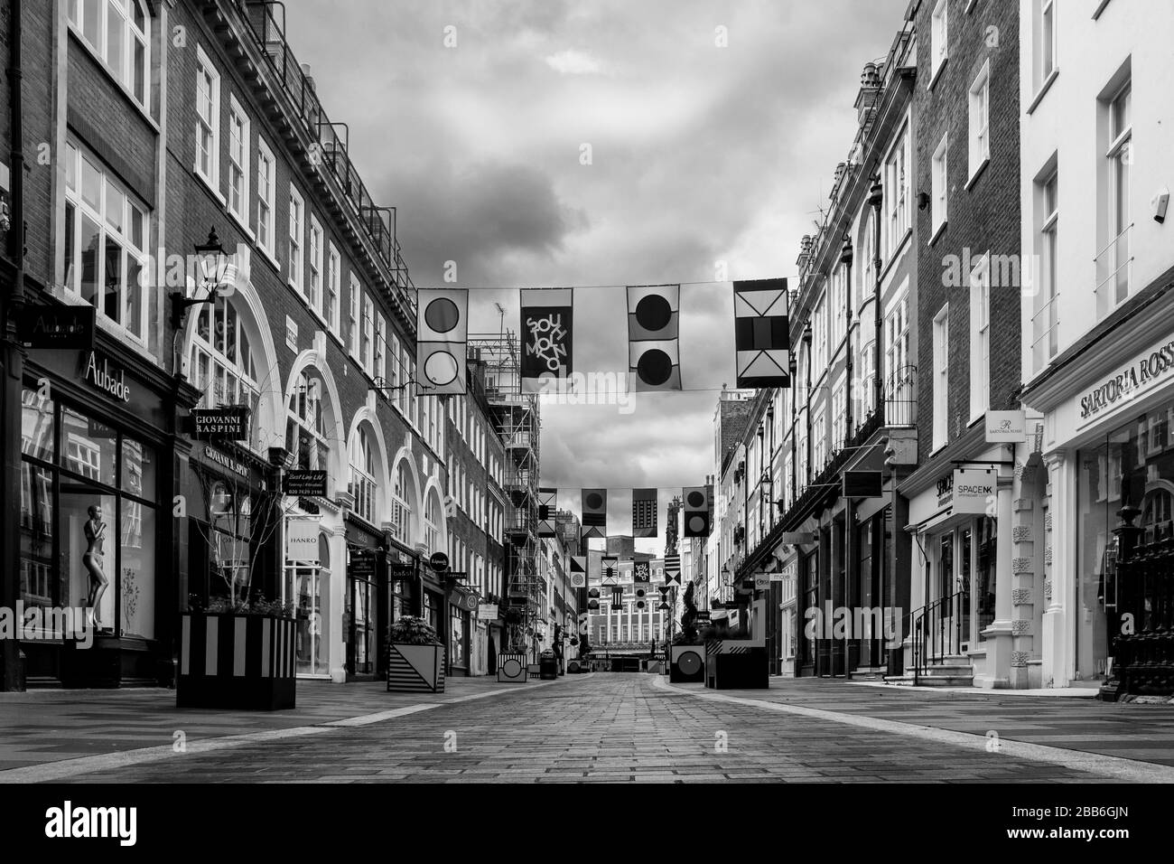 Londra, Regno Unito, 28th marzo 2020. La South Molton Street di Londra, il cuore del commercio al dettaglio di Londra, è chiusa a causa della guida del governo per frenare la velocità di Covid 19. South Molton Street contiene molti negozi di moda e gioielli per donne. Foto di Mike Abrahams / Alamy Foto Stock