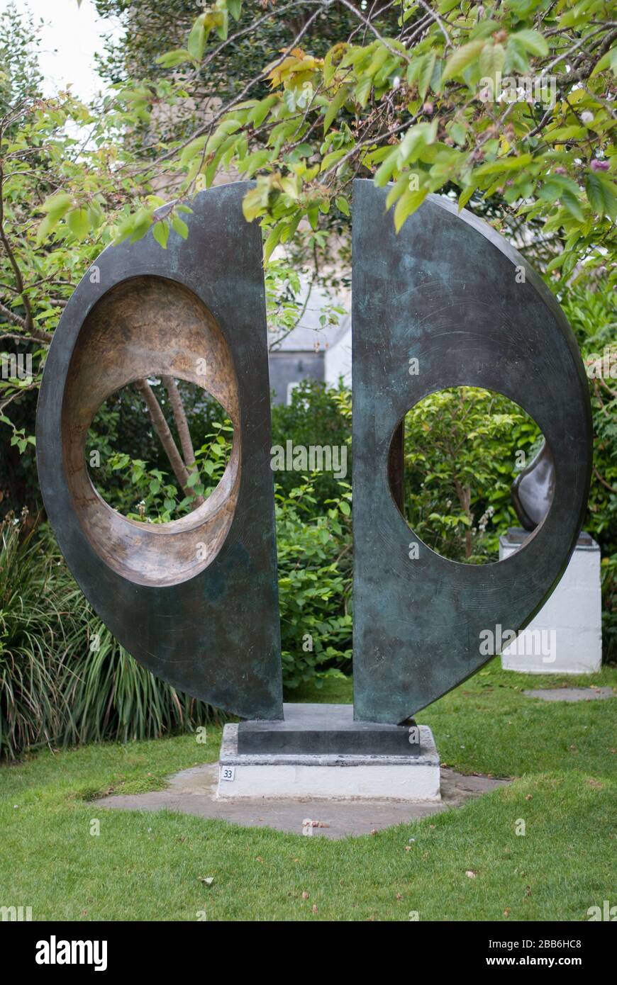 Due forme (Circolo diviso) 1969 scultura di bronzo al Barbara Hepworth Museum & Sculpture Garden, Bar12.00 Hill, Saint Ives TR26 1AD Foto Stock